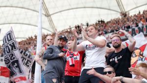 VfB-Trainer Sebastian Hoeneß auf dem Podest bei den Vorsängern in der Cannstatter Kurve. Foto: Pressefoto Baumann/Volker Müller