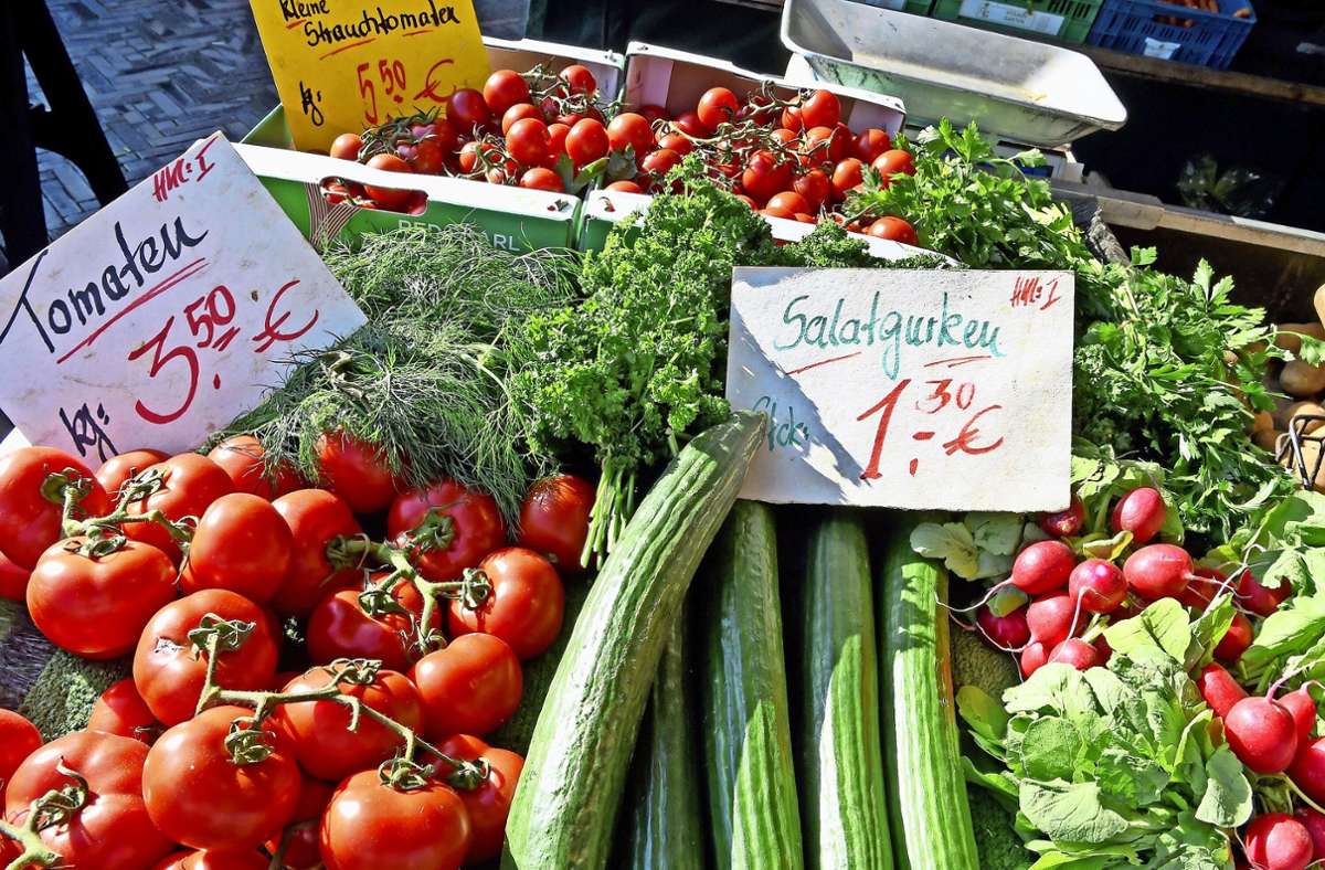 Frisches Obst und Gemüse gibt es auf dem Wochenmarkt zu kaufen. Die Themen Zufahrt und Parkplätze spielen dabei in Möhringen aktuell eine besondere Rolle. Foto: dpa/H. Hollemann