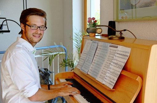 Im Haus seiner Eltern in Neuwirtshaus sitzt Felix Strobl oft am Klavier. Foto: Bernd Zeyer