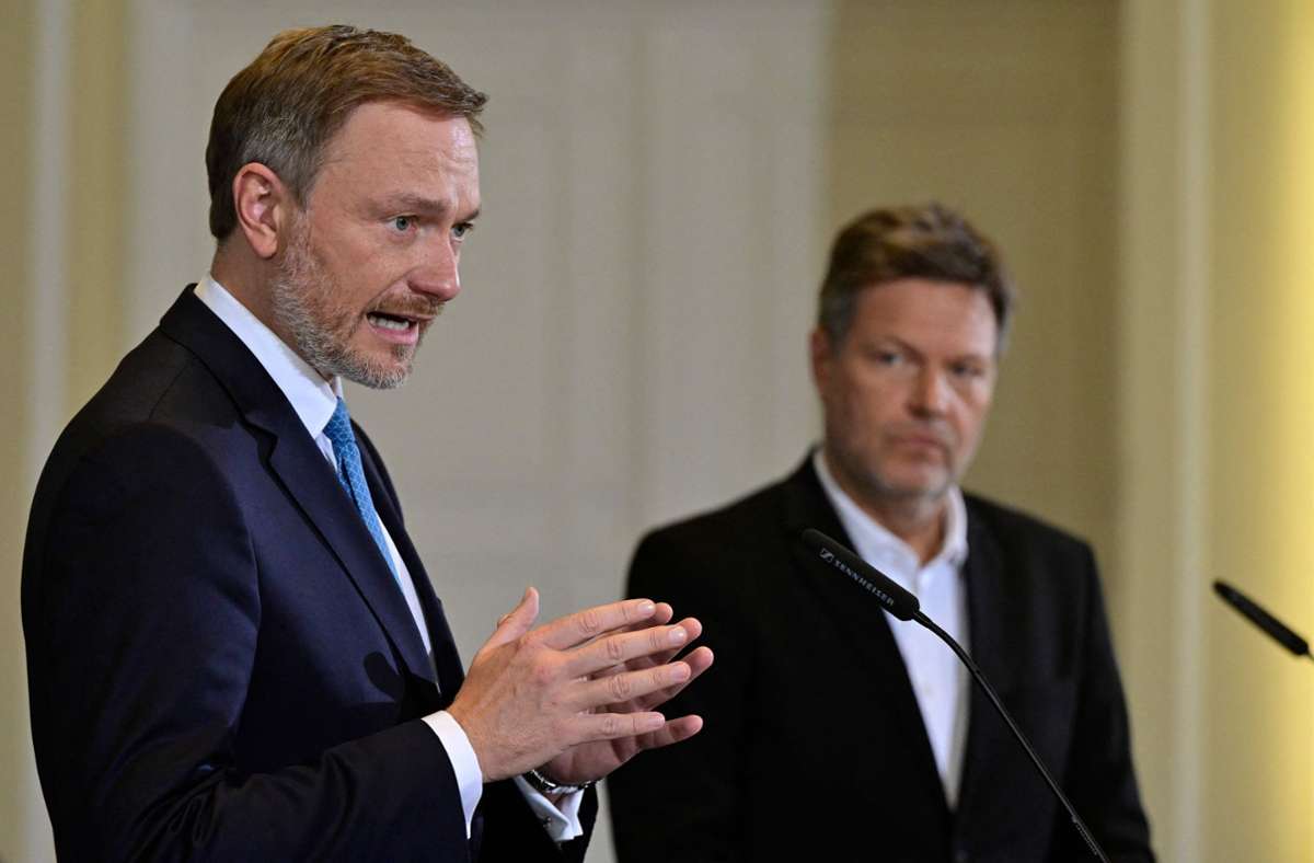 Christian Lindner (FDP, links) und Robert Habeck (Grüne, rechts) streiten derzeit offen um die Gasumlage in Deutschland. (Archivbild) Foto: AFP/JOHN MACDOUGALL