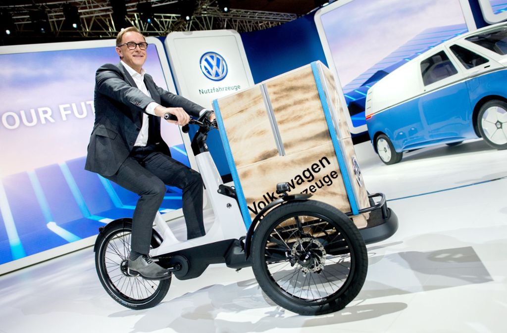 Günstiger sind die Räder von Volkswagen:  Im Sortiment des Wolfsburger Autobauers gibt es Trekking-Räder, ein Retro-Fahrrad, City-Bikes, Mountainbikes und  ein Singlespeed-Fahrrad. Die Preisspanne  liegt zwischen 359 Euro und 669 Euro.