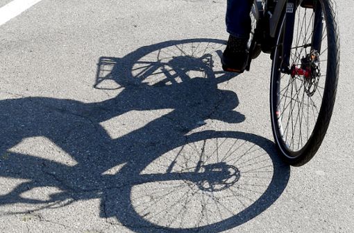 Ein 26-jähriger Fahrradfahrer erlitt bei einem Unfall Kopfverletzungen. (Symbolbild) Foto: picture alliance/dpa/Uli Deck