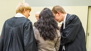 Die Angeklagte Beate Zschäpe (Mitte) mit ihren Anwälten Anja Sturm und Wolfgang Heer vor dem Oberlandesgericht München beim NSU-Prozess. Foto: dpa