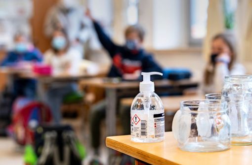 Infektionsschutz durch Einhaltung der Hygieneregeln ist an den Schulen längst selbstverständlich. Foto: dpa/Matthias Balk