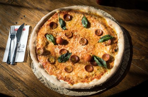 Eine riesige Pizza aus dem Hause L’Osteria Foto: Lichtgut/Archiv