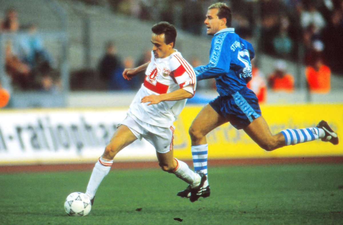 Protagonisten mit Vergangenheit beim VfB Stuttgart und bei Arminia Bielefeld: Von 1980 bis 1996 spielte Günther Schäfer (links) für den VfB   und wurde zweimal deutscher Meister. Später war er unter anderem Fanbetreuer, Co-Trainer und Leiter der Fußballschule. Aktuell ist er Teambetreuer beim Zweitligateam.