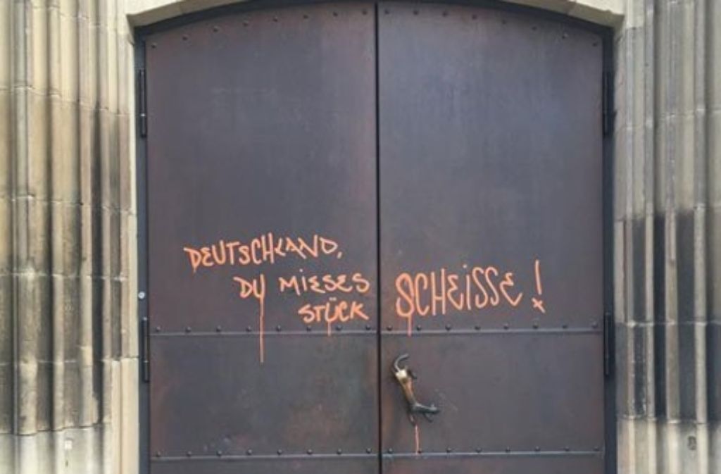 Schmierereien am Portal der Stuttgarter Stiftskirche. Foto: Martin Haar/StN