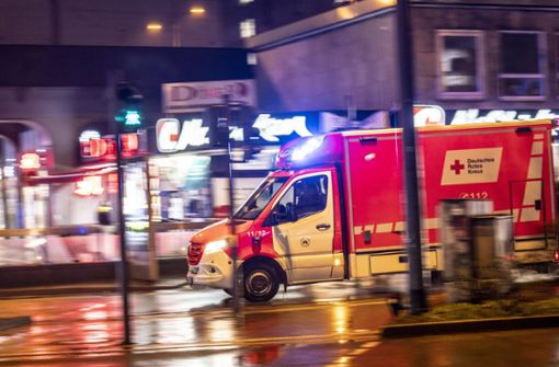 Rettungskräfte brachten den verletzten Jungen in eine Klinik. (Symbolbild) Foto: IMAGO/Jochen Tack/IMAGO/Jochen Tack