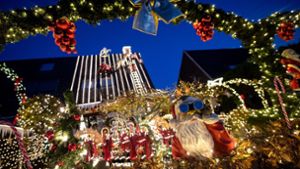 Mit rund 60 000 Lichtern ist ein Haus weihnachtlich geschmückt. Monatelang hat die Familie Borchart gebastelt und geschmückt. Nun ist ihr Haus bis in die Dachspitze hinein mit Lichtern versehen. Weitere Beispiele sehen Sie in unserer Bildergalerie. Foto: dpa/Sina Schuldt