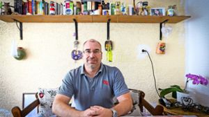 Guido Klamt in seinem Reihenmittelhaus in Gehenbühl – seit 30 Jahren hält er die Fahne der ÖDP hoch. Foto: factum/Granville