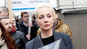 Julia Nawalnaja, die Witwe von Alexej Nawalny, steht in einer Warteschlange vor der russischen Botschaft, um ihre Stimme bei der Präsidentschaftswahl abzugeben. Foto: Carsten Koall/dpa