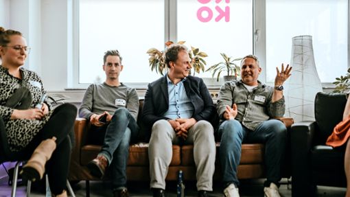 OB Matthias Knecht (Zweiter von rechts) beim Start-up Monday Foto: /Tatjana Theuer/Kokolores Collective