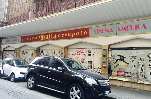 Das besetzte Cinema America in Trastevere – eigentlich sollten hier Parkplätze und Wohungen entstehen. Foto: Almut Siefert