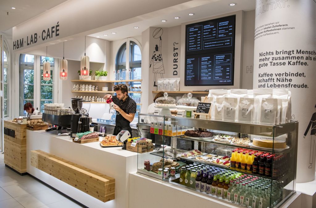 Im H&M Lab-Café gibt es Kaffee in allen Varianten, kleine Snacks und skandinavische Süßspeisen wie Zimtschnecken. Foto: H&M/Thomas Lohnes