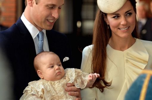 Der kleine britische Prinz George hat sich bei seiner Taufe gut gemacht. Für den drei Monate alten Sohn von Prinz William und Herzogin Kate war die Zeremonie am Mittwoch so etwas wie sein erster öffentlicher Auftritt.  Foto: dpa