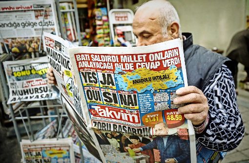 „Ja!“ – ein Wort dominiert in den türkischen Zeitungen am Tag nach der Abstimmung. Doch der Vorsprung der Befürworter ist denkbar knapp. Foto: dpa