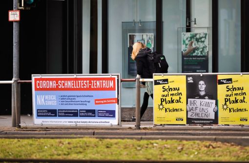 Die umstrittenen Plakate am Rande der Gehwege Foto: Lichtgut/Max Kovalenko