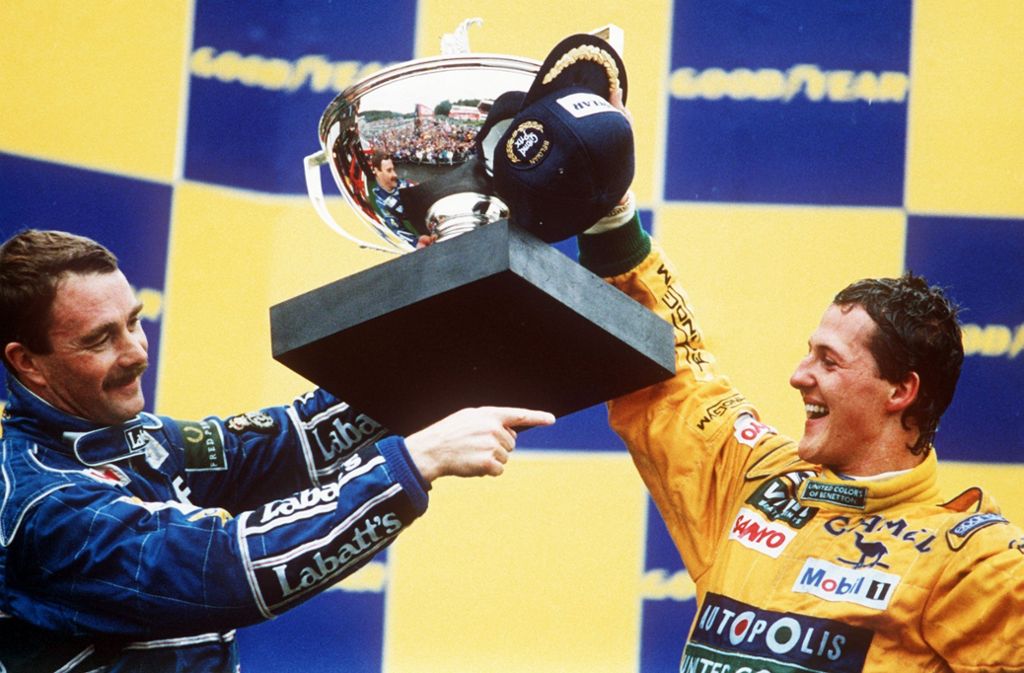 Michael Schumacher gewinnt 1992 in Spa sein erstes Formel-1-Rennen und feiert mit dem zweitplatzierten Briten Nigel Mansell (links). Seit diesem Erfolg bezeichnete Schumi die Strecke in den belgischen Ardennen als sein „Wohnzimmer“.