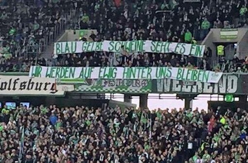 Die Fans des VfL Wolfsburg hätten ihr Plakat vor dem Heimspiel gegen Borussia Mönchengladbach besser mal lesen sollen.  Foto: Twitter