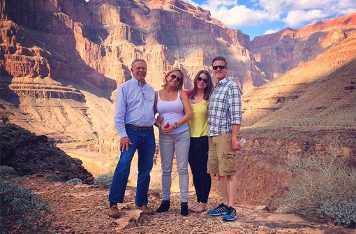 Die todkranke Britanny Maynard (zweite von rechts) mit ihrem Ehemann Dan(rechts), ihrer Mutter und ihrem Stiefvater vor dem Grand Canyon. Foto: dpa
