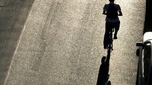 Radfahrer stirbt nach Sturz
