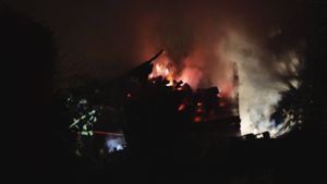 In Stuttgart-Rohracker brannte am Abend ein Holzstapel. Foto: 7aktuell.de/David Skiba