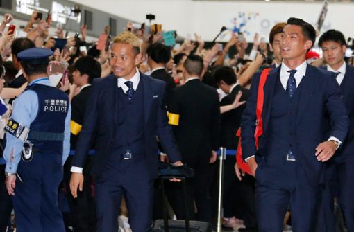Yuto Nagatomo (links) und Tomoaki Makino sind von den jubelnden Fans ganz begeistert. Foto: AP