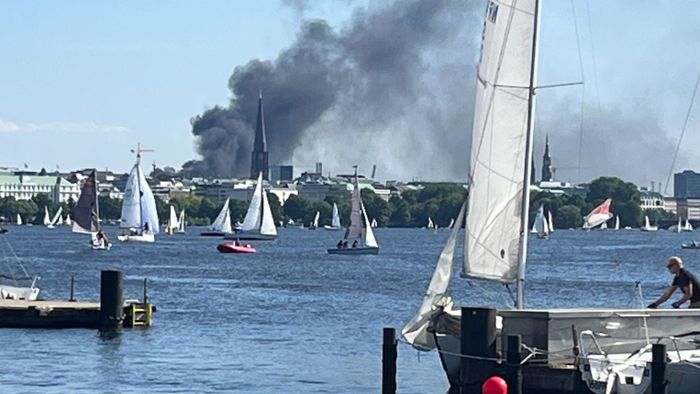 Hamburgs Hafencity: Gasflaschen explodieren bei Baustellenbrand – gewaltige Rauchwolken