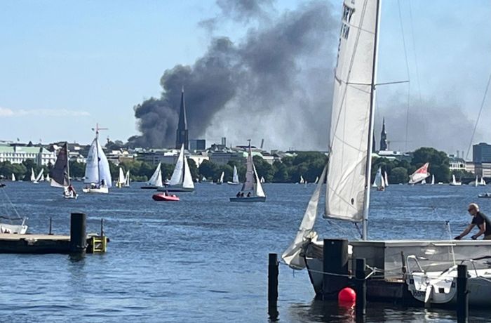 Hamburgs Hafencity: Gasflaschen explodieren bei Baustellenbrand – gewaltige Rauchwolken