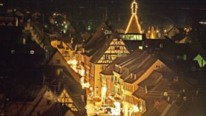 Die Lichter verbreiten Weihnachtsstimmung in Endingen. Doch nie war es so schwer, sich auf das Fest zu freuen. Foto: Hans-Peter Ziesmer