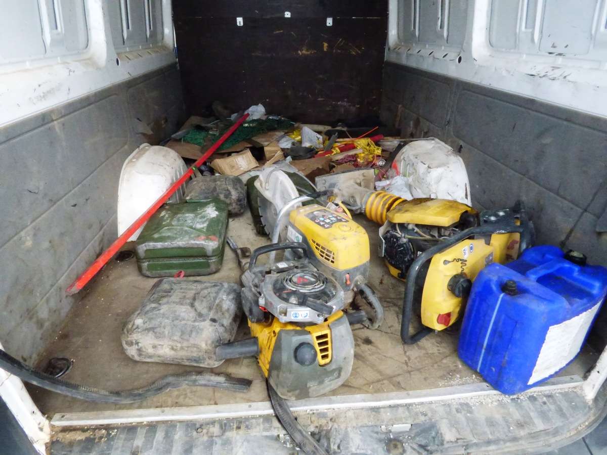 Werkzeuge, Maschinen und befüllte Benzinkanister ohne Sicherung im Laderaum des Sprinters.  Foto: Polizeipräsidium Ludwigsburg