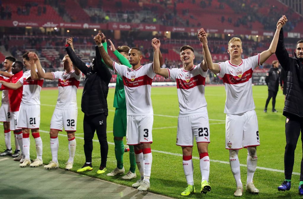 Die VfB-Profis feiern mit den Fans in Nürnberg.