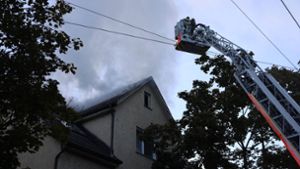 Großeinsatz in Stuttgart-Obertürkheim: Brand in Mehrfamilienhaus hält Feuerwehr in Atem