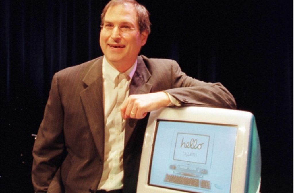 Im Jahr 1998 stellte Steve Jobs den neuartigen Kompaktcomputer namens iMac vor. Vorher hatte Apple mit finanziellen Problemen zu kämpfen. Ausgerechnet Bill Gates, der Microsoft-Gründer und größte Konkurrent, investierte 150 Millionen Dollar und versprach, auch in Zukunft Microsoft Office für den Mac zu entwickeln. Man vermutet, dass Gates damals das Kartellamt beruhigen wollte, das Microsoft wegen des Browser-Krieges mit Netscape im Auge hatte.