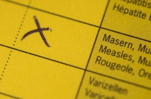 Ein Kreuz ist gut – zwei Kreuze sind besser: Falls die Zweitimpfung fehlt, sollten sich auch Erwachsene noch einmal gegen Masern impfen lassen. Foto: dpa