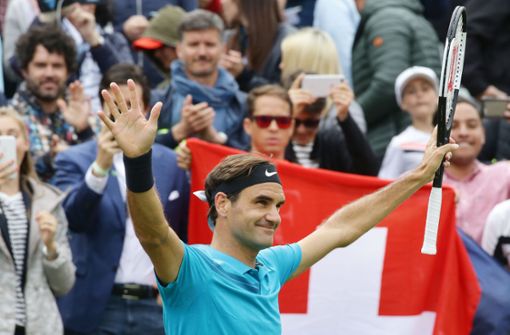 Roger Federer feiert auf dem Stuttgarter Weissenhof sein Comeback nach zweieinhalb Monaten Turnierpause. Zum Auftakt besiegte der Schweizer den Deutschen Mischa Zverev mit 3:6, 6:4, 6:2. Foto: Baumann