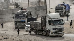 Lastwagen mit Hilfsgütern fahren über den Grenzübergang Kerem Schalom bei Rafah in den Gazastreifen ein (Archivbild). Foto: Abed Rahim Khatib/dpa