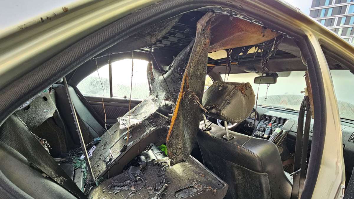 Stuttgart-Nord: Mercedes fängt Feuer – Fahrer verletzt