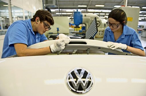 Azubis arbeiten in São Paulo in einem der drei Werke von Volkswagen do Brasil an einem VW Golf. Foto: dpa