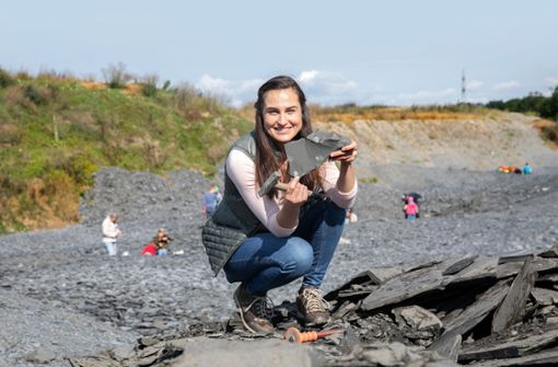 Schon nach wenigen Minuten hat Franziska Hauff die ersten Fossilien gefunden. Foto: Ines Rudel