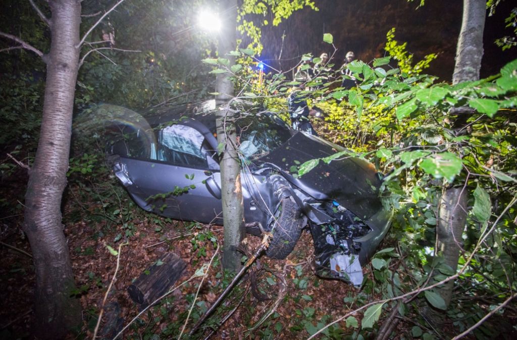 Ein 24-Jähriger verliert auf nasser Straße bei Weinstadt die Kontrolle über seinen Wagen.