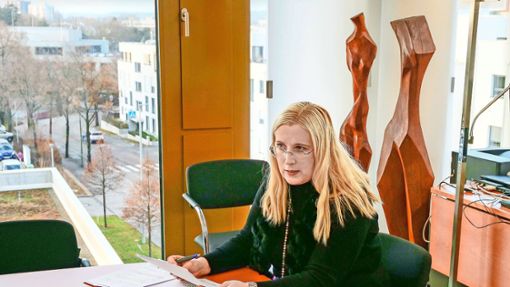 An ihrem Schreibtisch im Leonberger Rathaus will Josefa Schmid baldmöglichst wieder Platz nehmen. Foto: Simon Granville