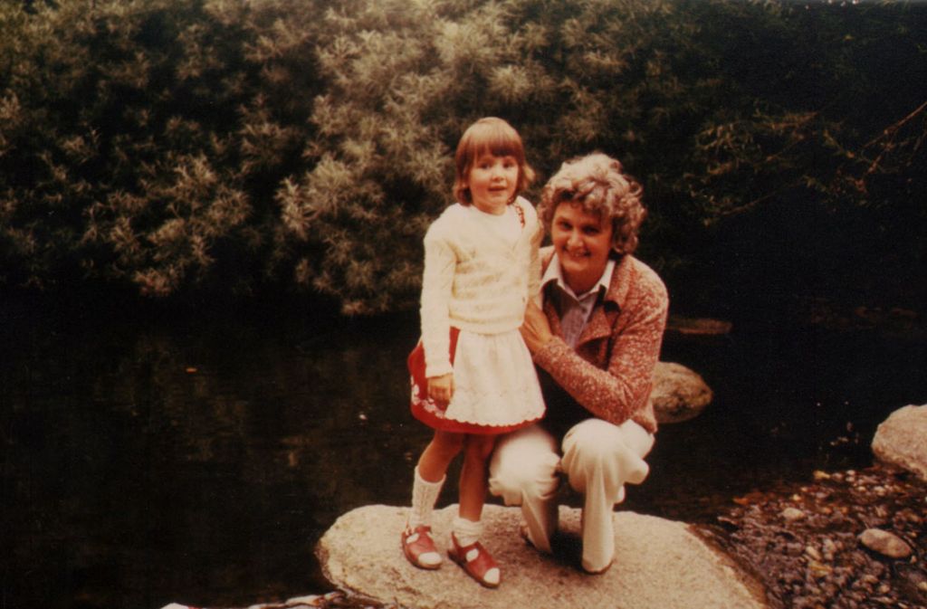 Unsere Autorin Andrea Jenewein mit ihrer Großmutter Annika bei einem Ausflug in den Mannheimer Luisenpark ...