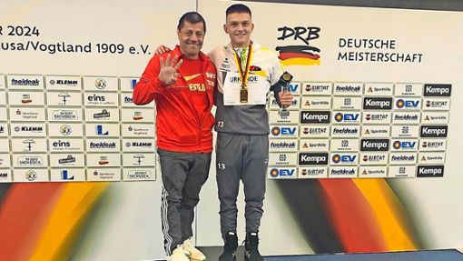 Der Fellbacher Ringer-Trainer Tariel Shavadze (li.) und sein erfolgreicher Schüler Kevin Karl. Foto: Käfer