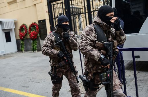 Bewaffnete Sicherheitskräfte vor dem russischen Konsulat in Ankara. Am Morgen waren vor der US-Botschaft in Ankara Schüsse gefallen. Foto: AFP