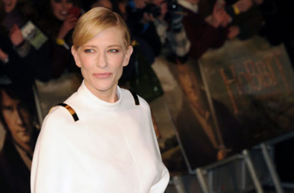 Cate Blanchett, die die Elben-Königin Galadriel spielt, ist mit ihren Kollegen auf Werbetour für den Hobbit. Am Mittwochabend wurde der grüne Teppich in London ausgerollt. Foto: dpa