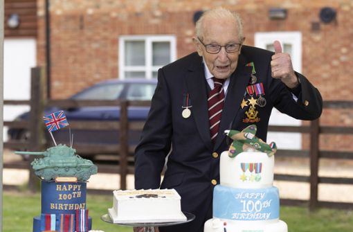Tom Moore freut sich zum Geburtstag über seine Torten. Foto: AP/Emma Soh