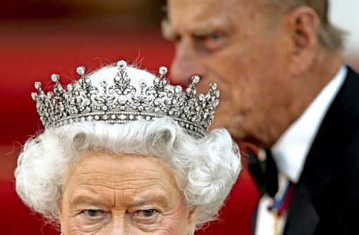 Queen Elizabeth mit Krone und Ehemann Prinz Philip Foto: dpa