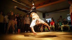Die Breakdancer begeistern das Publikum im Treffpunkt 44 in Backnang. Foto: Gottfried Stoppel