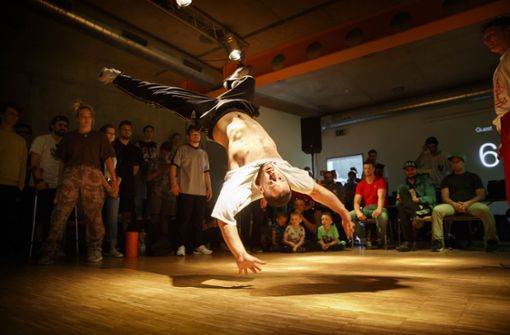 Die Breakdancer begeistern das Publikum im Treffpunkt 44 in Backnang. Foto: Gottfried Stoppel